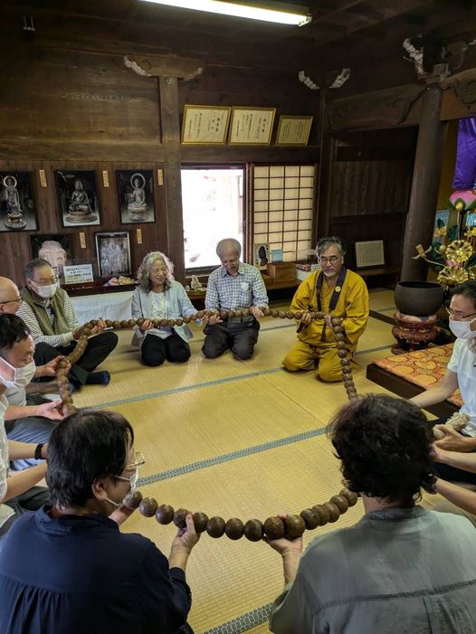 7人、武術をしている人、寺院、テキストの画像のようです