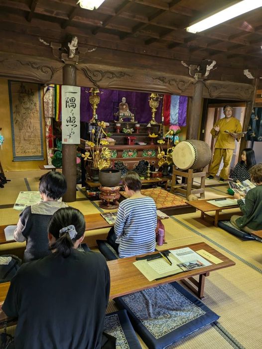 6人、寺院、テキストの画像のようです